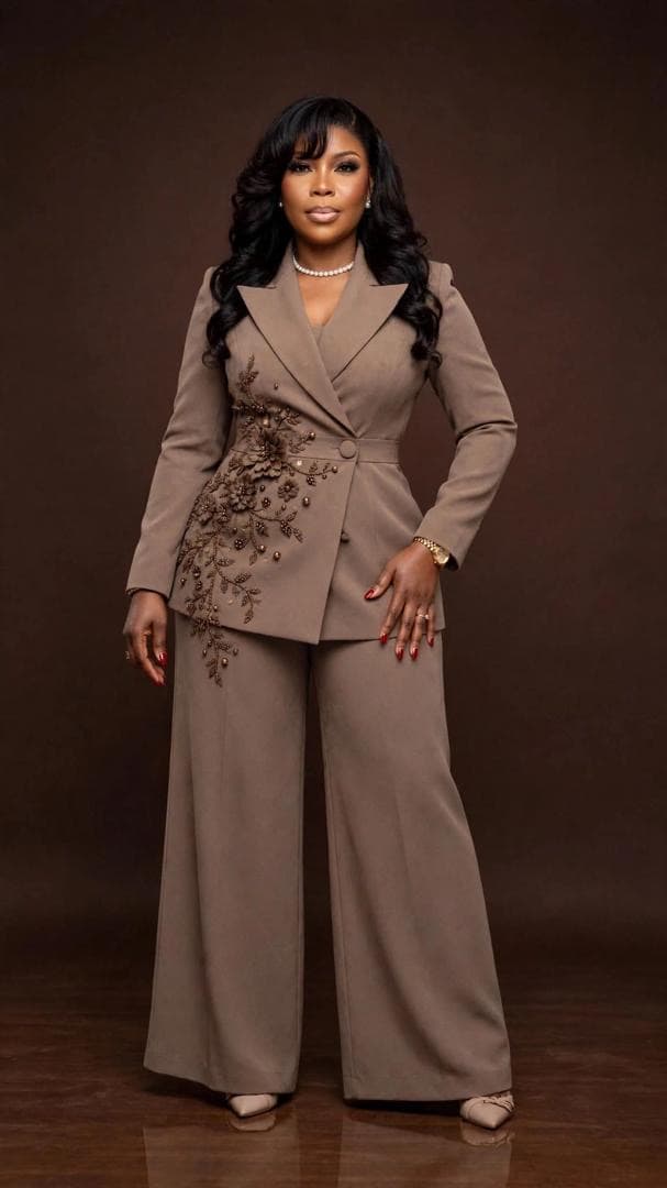 Finished taupe suit with embroidered appliqué